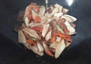 然后调入少许盐，白糖，生抽继续炒均匀；