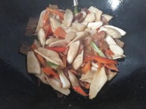 然后调入少许盐，白糖，生抽继续炒均匀；