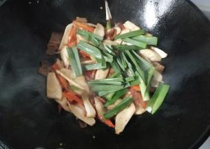 再下入蒜青翻炒均匀；