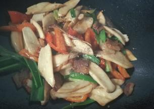 最后调入适量胡椒粉和鸡精翻炒均匀起锅。