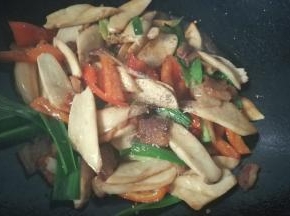 最后调入适量胡椒粉和鸡精翻炒均匀起锅。