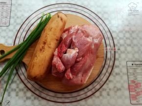 准备好猪肉，莲藕和葱花