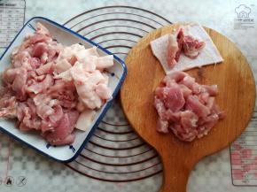 猪肉洗净后剔除骨头，去掉猪皮切成小块
