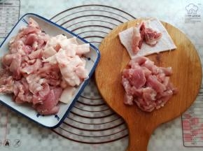 猪肉洗净后剔除骨头，去掉猪皮切成小块