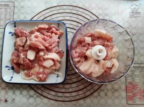 猪肉分2次放入绞肉机里，不要超过绞肉碗的提示线位置