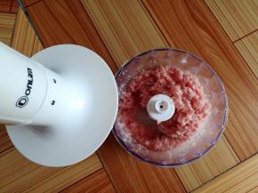 用绞肉机打十几秒检查肉泥情况