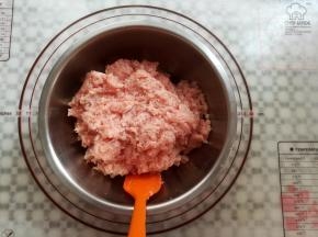 打好的肉泥用碗装起来备用