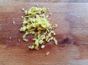 生姜去皮切成小颗粒