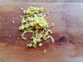 生姜去皮切成小颗粒
