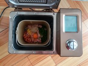 启动面包机的和面程序搅拌十分钟，让肉泥上筋