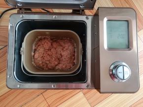 肉泥搅拌好后放一边备用