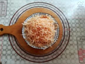 莲藕去皮后刨成丝