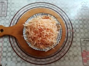 莲藕去皮后刨成丝