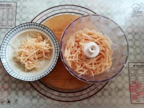 莲藕丝分2次放入绞肉机里，不要超过绞肉碗的提示线位置