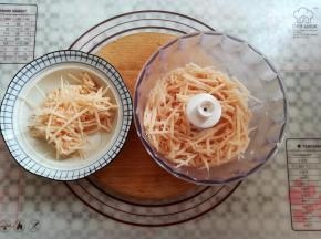 莲藕丝分2次放入绞肉机里，不要超过绞肉碗的提示线位置