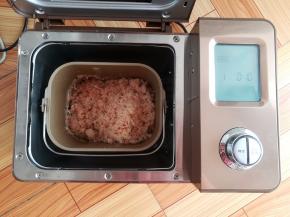 把打好的莲耦碎放入搅拌好的肉泥里