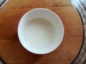 用5克的玉米淀粉加入20克水混合均匀