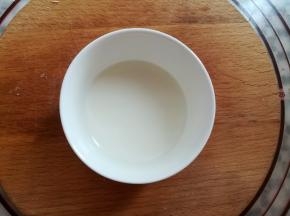 用5克的玉米淀粉加入20克水混合均匀