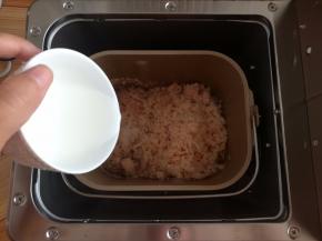 勾芡好的淀粉水倒入肉泥里