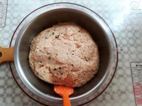 搅拌好的藕丸糊放入干净的大碗里