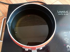 小锅里放上半锅油烧热