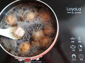 中火加热油，把丸子放入油锅里炸