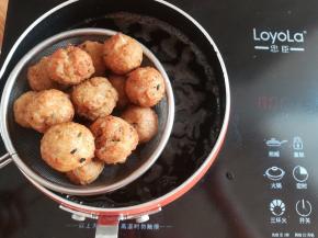 藕丸子炸到金黄色用滤网捞出沥一下油