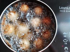 炸到藕丸子浮起稍微加大一点火