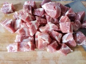 梅花肉洗净切3*3CM见方的小块