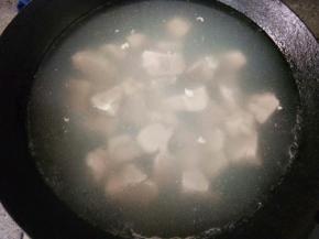 烧一锅热水，把肉焯烫一下，撇掉浮沫，把肉捞出来用温水冲干净。