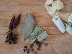 准备好香料，切好葱姜