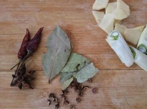 准备好香料，切好葱姜