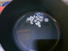 锅中放入适量食用油，放一把冰糖，小火加热