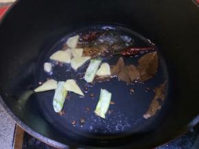 待冰糖融化还未变色时放入葱姜和香料爆香