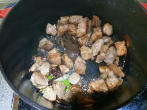 冰糖变成焦糖色放入肉快速翻炒，就是炒糖色。