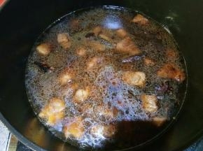 翻炒均匀倒入生抽老抽调味，倒入适量温开水，加盐，水量自己估摸一下，肉大概要炖一个多小时，水千万不要熬干。然后中小火炖就行。