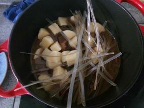 等肉炖到可以用筷子扎透时放入切好的土豆块和宽粉，这个时间我用铸铁锅是用了一个小时。宽粉最好提前泡软，为的是放里面不支愣着，哈哈，我这给忘了