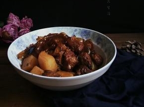 再继续炖到土豆和粉条都软和适口就可以喽