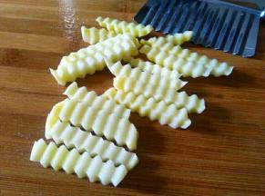 土豆切成波纹条状