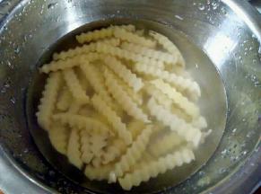 切好的土豆泡清水中