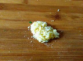 大蒜和生姜剁成蒜末姜末