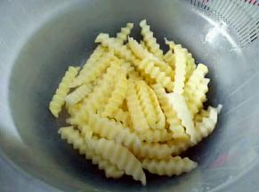 土豆清洗两遍，沥水。