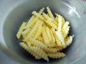 土豆清洗两遍，沥水。