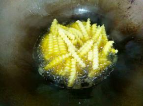 油熟倒入土豆条炸
