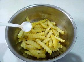 倒入盘中除小米辣和香菜所有配料，再放少许白糖。