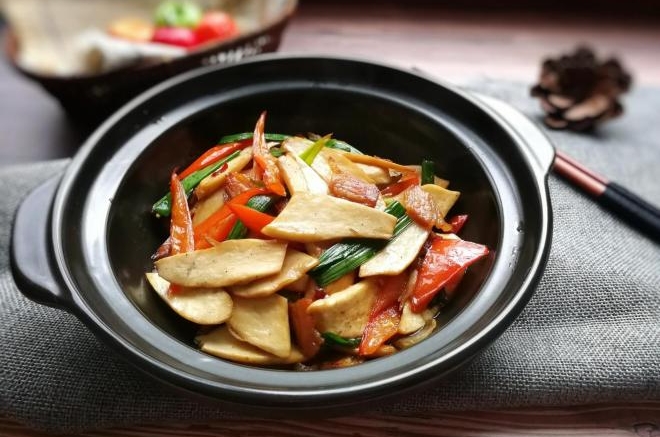腊肉干锅鸡腿菇