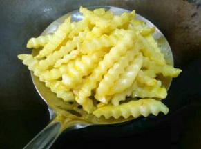 炸倒土豆表皮酥，捞出控油。