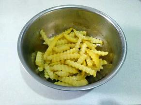 将土豆倒入盆中