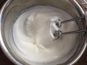 然后高速打发至有纹路状态，加入最后三分之一白砂糖