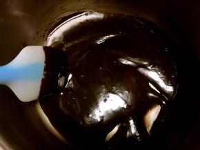 烤面包的过程来做甘纳许，淡奶油加黑巧克力小火加热至巧克力融化